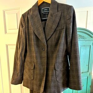 Beautiful ladies Italian wool plaid pant suit. Med blazer 9/10 pant size 9 heels